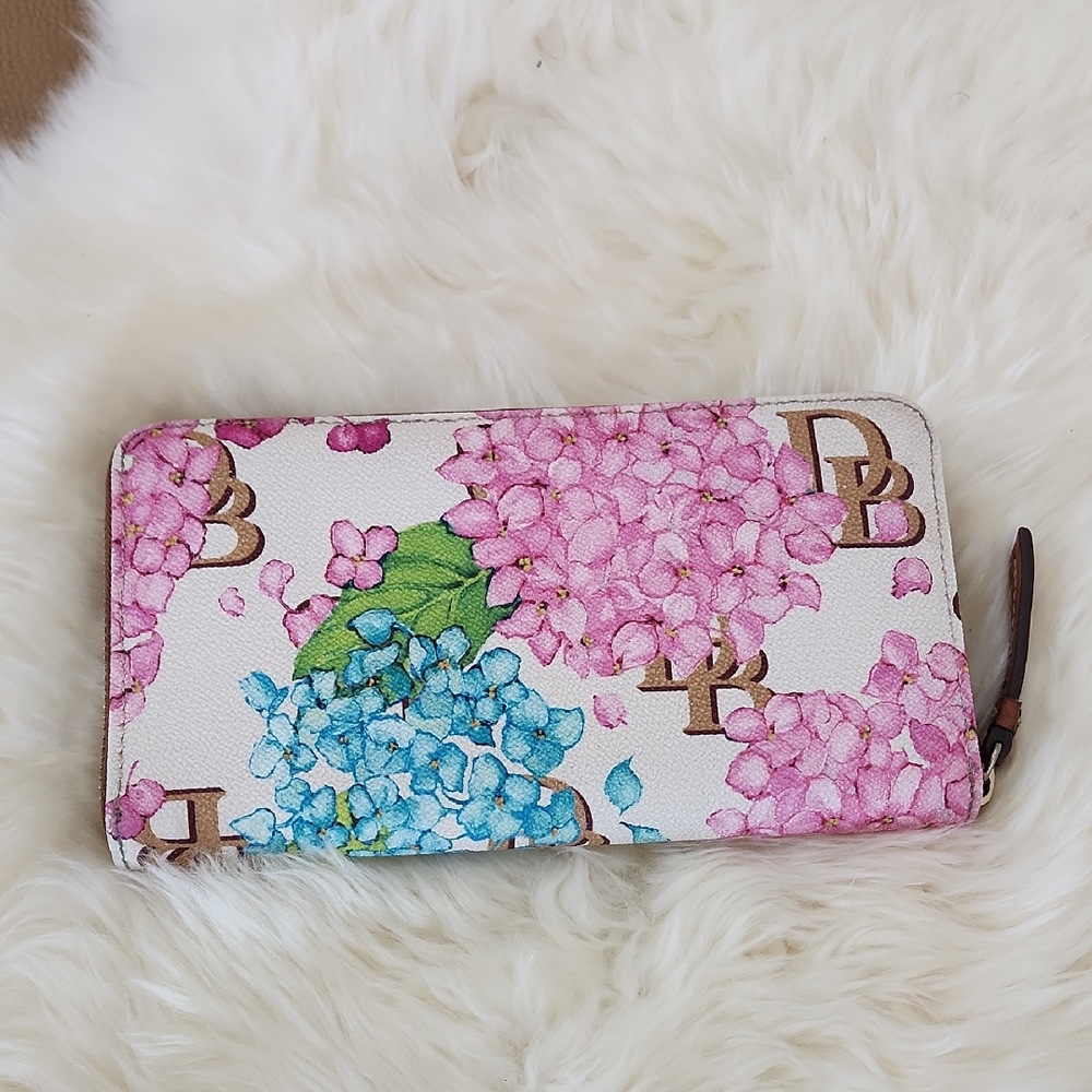 Beautiful Dooney & Bourke Pink & Blue  Hydranea 3/4 Zip Long Wallet 🩷🩵